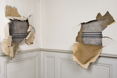 Détail d'un décor peint sous le revêtement actuel : pièce en rez-de-chaussée à gauche de l'escalier principal. © Région Bourgogne-Franche-Comté, Inventaire du patrimoine