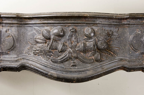 Détail du décor de la cheminée : pièce au rez-de-chaussée à gauche de l'escalier principal. © Région Bourgogne-Franche-Comté, Inventaire du patrimoine