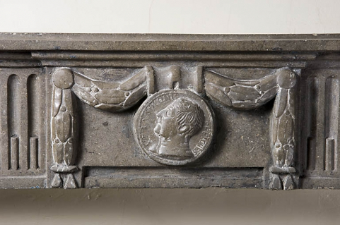 Détail du décor d'une cheminée : pièce au rez-de-chaussée. © Région Bourgogne-Franche-Comté, Inventaire du patrimoine