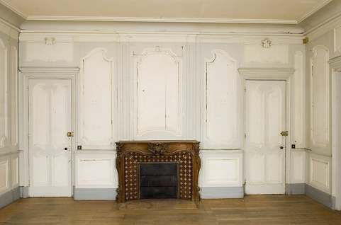 Pièce au rez-de-chaussée, à droite du passage cocher : vue de face avec la cheminée. © Région Bourgogne-Franche-Comté, Inventaire du patrimoine