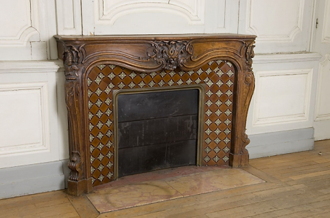 Pièce au rez-de-chaussée, à droite du passage cocher : la cheminée de trois quarts gauche. © Région Bourgogne-Franche-Comté, Inventaire du patrimoine