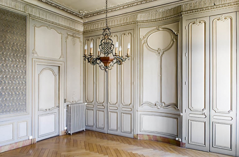 Pièce à gauche du grand salon, vue d'angle avec la porte d'entrée. © Région Bourgogne-Franche-Comté, Inventaire du patrimoine