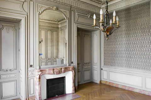 Pièce à gauche du grand salon, vue d'angle avec la cheminée. © Région Bourgogne-Franche-Comté, Inventaire du patrimoine