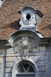 Détail de la partie supérieure de l'avant-corps central. © Région Bourgogne-Franche-Comté, Inventaire du Patrimoine