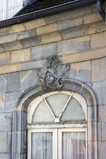 Détail de la sculpture sur l'arc de la porte-fenêtre : façade postérieure de la maison. © Région Bourgogne-Franche-Comté, Inventaire du Patrimoine