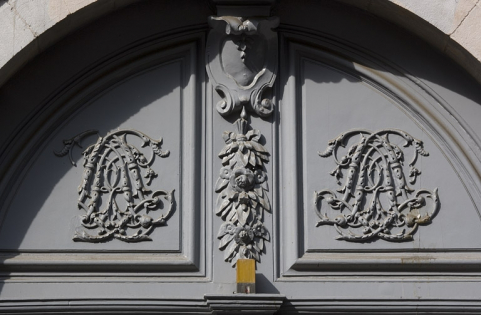 Détail du tympan en menuiserie du portail d'entrée. © Région Bourgogne-Franche-Comté, Inventaire du Patrimoine