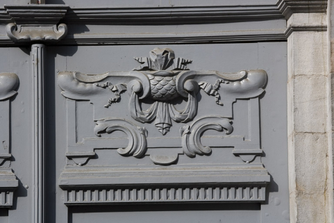 Détail d'une sculpture en bas-relief d'un vantail du portail d'entrée. © Région Bourgogne-Franche-Comté, Inventaire du Patrimoine