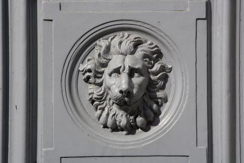 Détail d'une tête de lion sur un vantail du portail d'entrée. © Région Bourgogne-Franche-Comté, Inventaire du Patrimoine