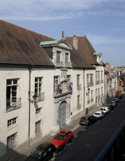 Façade sur rue, de trois quarts gauche. © Région Bourgogne-Franche-Comté, Inventaire du Patrimoine