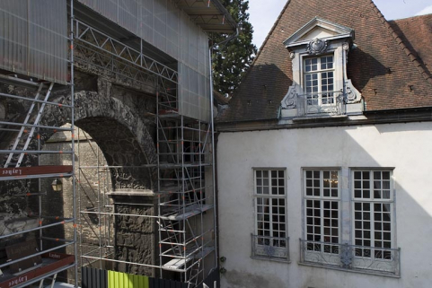 Détail de la partie supérieure de l'avant-corps gauche, vue éloignée. © Région Bourgogne-Franche-Comté, Inventaire du Patrimoine
