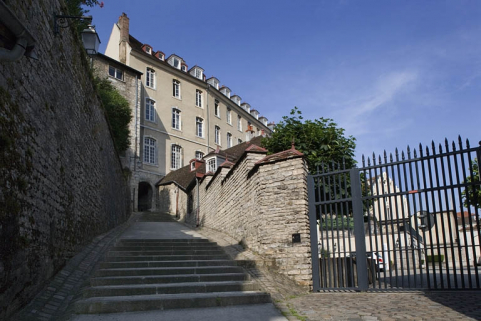 Vue de la façade postérieure depuis la rue du Chambrier. © Région Bourgogne-Franche-Comté, Inventaire du Patrimoine