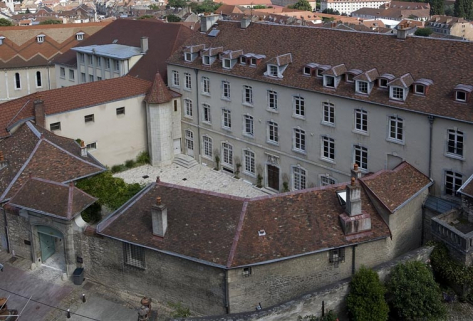 Vue d'ensemble rapprochée des bâtiments autour de la cour. © Région Bourgogne-Franche-Comté, Inventaire du Patrimoine