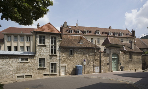 Vue d'ensemble rapprochée de la clôture et du portail depuis la rue. © Région Bourgogne-Franche-Comté, Inventaire du Patrimoine