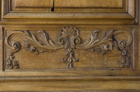 Intérieur : lambris de la grande salle, détail d'un petit panneau sculpté. © Région Bourgogne-Franche-Comté, Inventaire du Patrimoine