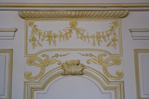 Intérieur : lambris de la chambre, détail du décor à la partie supérieure d'un panneau. © Région Bourgogne-Franche-Comté, Inventaire du Patrimoine