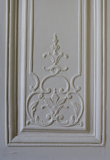 Intérieur : lambris d'un ancien cabinet, détail du décor à la partie inférieure d'un panneau. © Région Bourgogne-Franche-Comté, Inventaire du Patrimoine