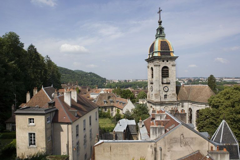 Vue d'ensemble de l'édifice dans son environnement architectural. © Région Bourgogne-Franche-Comté, Inventaire du Patrimoine