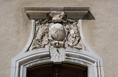Détail des armoiries bûchées sur la porte d'entrée du logis. © Région Bourgogne-Franche-Comté, Inventaire du Patrimoine