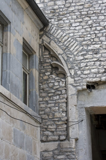 Partie gauche de l'édifice : détail du vestige de baie gothique. © Région Bourgogne-Franche-Comté, Inventaire du Patrimoine