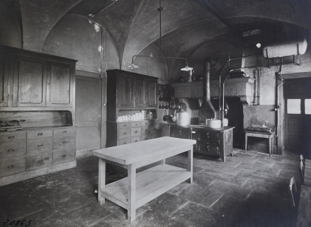 Photographie ancienne montrant la cuisine. © Région Bourgogne-Franche-Comté, Inventaire du Patrimoine