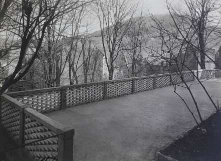 Photographie ancienne montrant la terrasse (disparue) derrière l'édifice. © Région Bourgogne-Franche-Comté, Inventaire du Patrimoine