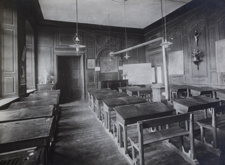 Photographie ancienne montrant la chambre, transformée en salle de classe, lors de l'occupation des lieux par l'école Notre-Dame. © Région Bourgogne-Franche-Comté, Inventaire du Patrimoine