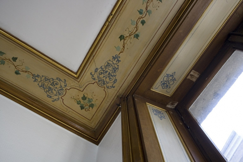 Intérieur, pièce du premier étage : détail du décor d'angle sur la frise du plafond. © Région Bourgogne-Franche-Comté, Inventaire du Patrimoine