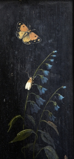 Intérieur, pièce du premier étage : détail du décor peint (campanules et papillons) sous l'une des fenêtre. © Région Bourgogne-Franche-Comté, Inventaire du Patrimoine