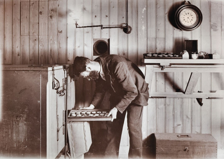 [Test thermique des montres par A. Hérique, utilisant le meuble-glacière conçu par P. Chofardet], 1er quart 20e siècle. © Région Bourgogne-Franche-Comté, Inventaire du patrimoine
