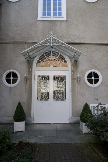 Détail de la porte d'entrée du bâtiment à droite de la cour. © Région Bourgogne-Franche-Comté, Inventaire du Patrimoine