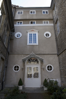 Vue d'ensemble de la façade du bâtiment au fond de la cour. © Région Bourgogne-Franche-Comté, Inventaire du Patrimoine