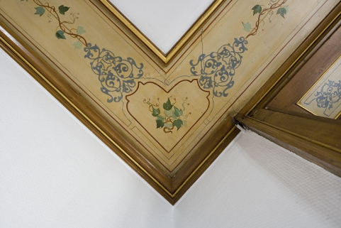 Intérieur, premier étage : détail du décor peint sur le plafond d'une pièce. © Région Bourgogne-Franche-Comté, Inventaire du Patrimoine