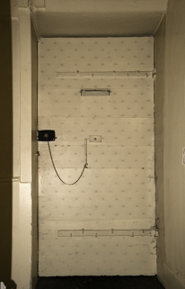 Intérieur, rez-de-chaussée : détail de la porte d'entrée du bâtiment à gauche de la cour. © Région Bourgogne-Franche-Comté, Inventaire du Patrimoine