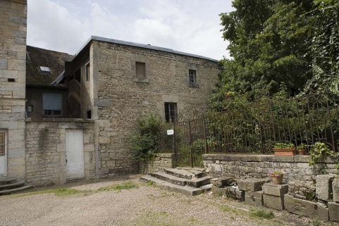 Vue de la grille du jardin de trois quarts droit. © Région Bourgogne-Franche-Comté, Inventaire du Patrimoine