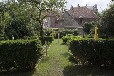 Vue de la partie basse du jardin depuis l'entrée. © Région Bourgogne-Franche-Comté, Inventaire du Patrimoine