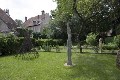 Vue partielle de la partie basse du jardin, avec l'hôtel au dernier plan. © Région Bourgogne-Franche-Comté, Inventaire du Patrimoine