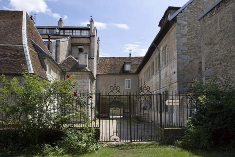 Vue d'ensemble de la cour derrière la grille du jardin. © Région Bourgogne-Franche-Comté, Inventaire du Patrimoine