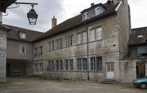 Vue d'ensemble d'ensemble du logis principal depuis le fond de la cour. © Région Bourgogne-Franche-Comté, Inventaire du Patrimoine
