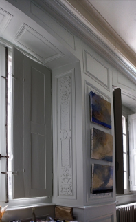 Intérieur, rez-de-chaussée : vue du décor d'un encadrement de fenêtre, chambre sur rue à droite du salon. © Région Bourgogne-Franche-Comté, Inventaire du Patrimoine