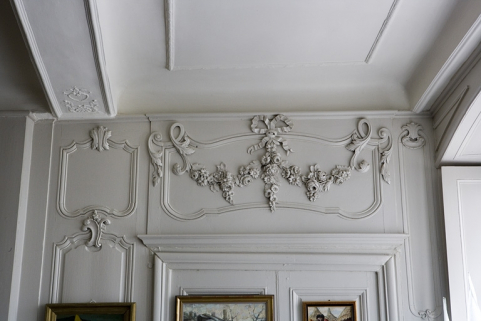 Intérieur, rez-de-chaussée : détail de la partie supérieure de deux lambris du salon. © Région Bourgogne-Franche-Comté, Inventaire du Patrimoine
