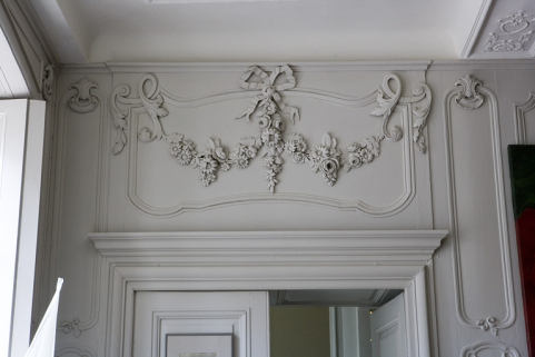 Intérieur, rez-de-chaussée : détail de la partie supérieure d'un lambris du salon. © Région Bourgogne-Franche-Comté, Inventaire du Patrimoine