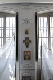 Intérieur, rez-de-chaussée : détail des lambris du salon, panneau entre les deux fenêtres. © Région Bourgogne-Franche-Comté, Inventaire du Patrimoine