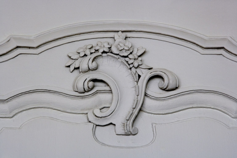 Intérieur, rez-de-chaussée : détail d'un motif en C, lambris du salon. © Région Bourgogne-Franche-Comté, Inventaire du Patrimoine