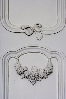 Intérieur, rez-de-chaussée : détail d'une petite guirlande de fleurs, lambris du salon. © Région Bourgogne-Franche-Comté, Inventaire du Patrimoine