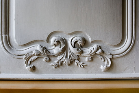 Intérieur, rez-de-chaussée : détail de la partie inférieure d'un grand panneau, lambris du salon. © Région Bourgogne-Franche-Comté, Inventaire du Patrimoine