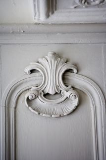 Intérieur, rez-de-chaussée : détail de la partie supérieure d'un petit panneau, lambris du salon. © Région Bourgogne-Franche-Comté, Inventaire du Patrimoine