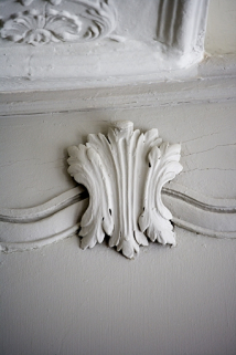 Intérieur, rez-de-chaussée : détail d'un feuillage à la partie supérieure d'un panneau, lambris du salon. © Région Bourgogne-Franche-Comté, Inventaire du Patrimoine