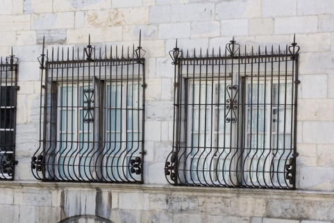 Détail de deux fenêtres du rez-de-chaussée avec leurs grilles. © Région Bourgogne-Franche-Comté, Inventaire du Patrimoine