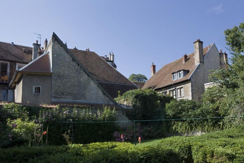 Vue de l'hôtel depuis la partie basse du jardin. © Région Bourgogne-Franche-Comté, Inventaire du Patrimoine