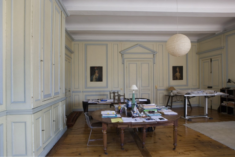 Intérieur, premier étage : vue d'ensemble de l'antichambre depuis l'entrée, de face. © Région Bourgogne-Franche-Comté, Inventaire du Patrimoine